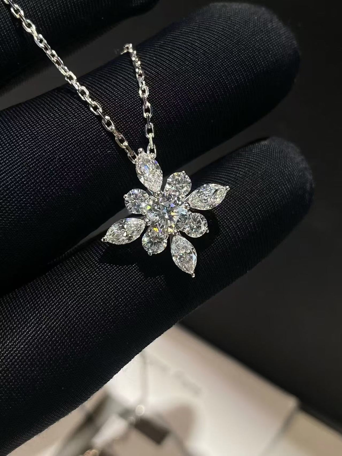 18K Gold 1.668ct Floral Cluster Pendant