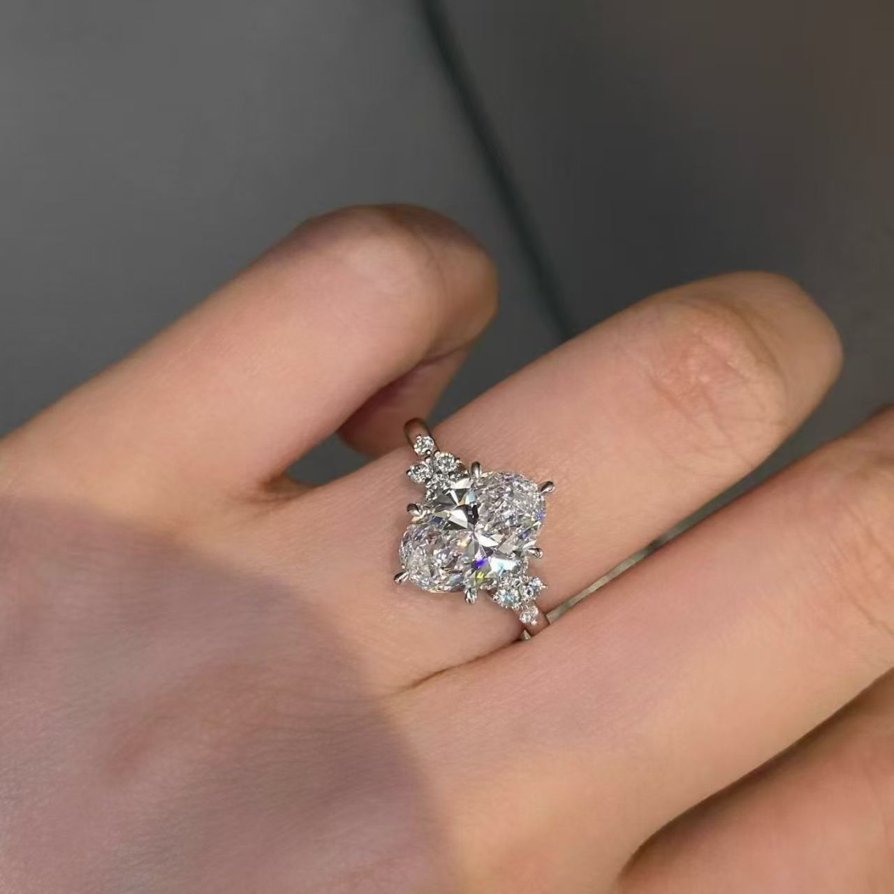 18K Gold 2.00ct Oval Accent Ring