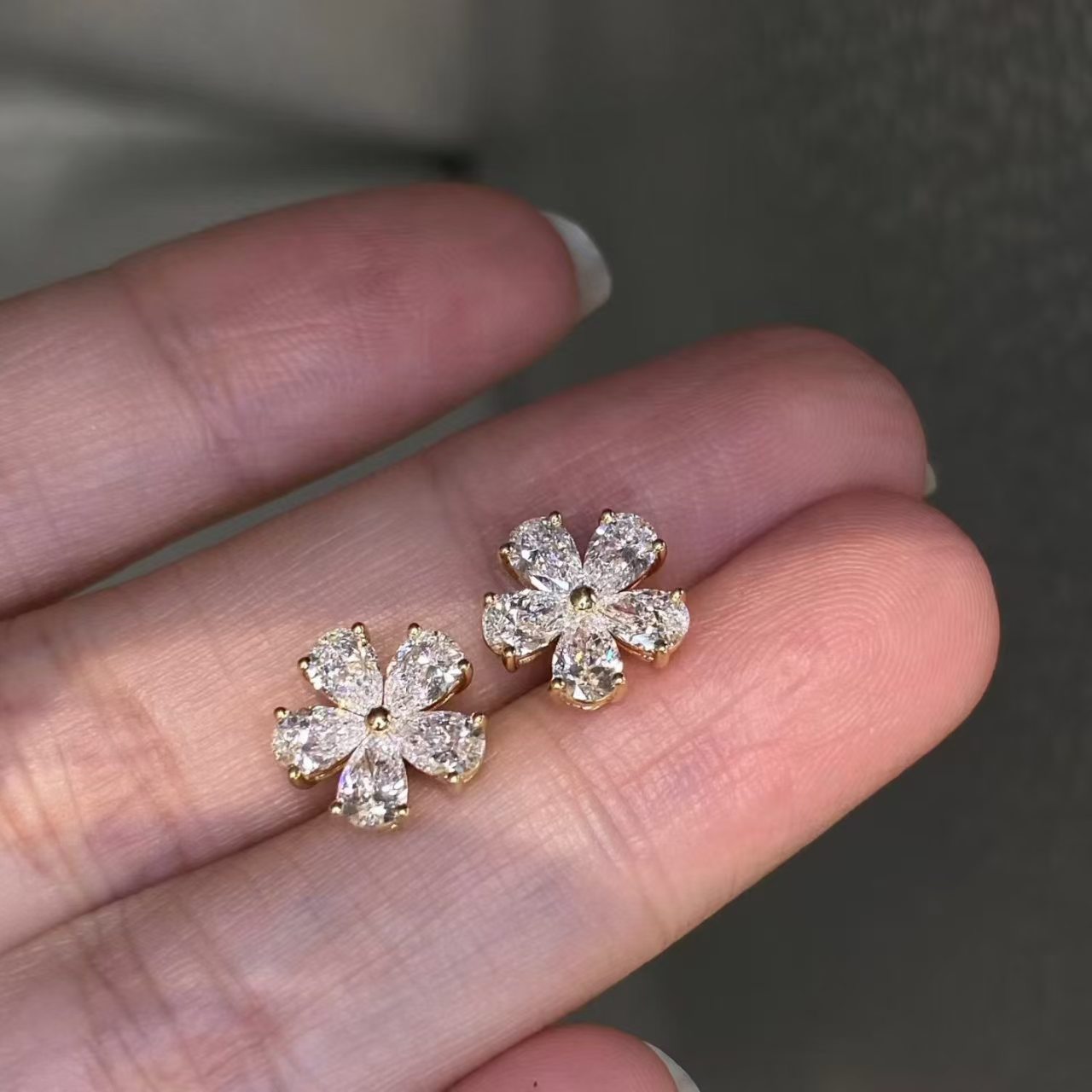 18K YG 1.57ct Pear Floral Stud Earrings