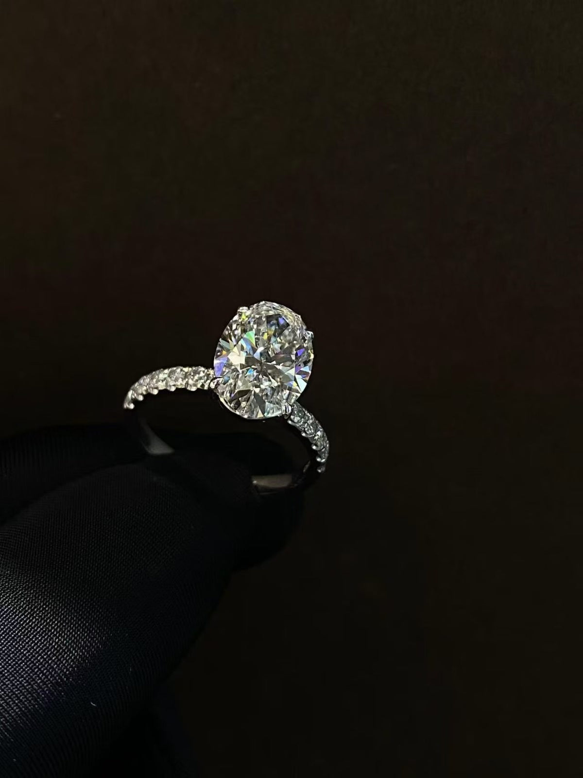 Pt950 3.03ct Oval Accent Ring